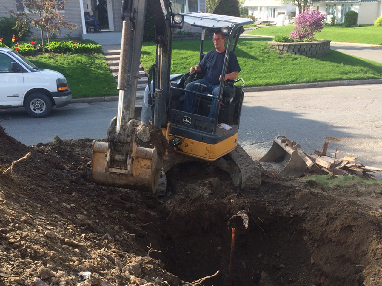 Service d'excavation à Westmount, Outremont, Mont-Royal, Rosemont, NDG, Hampstead, Cote-Saint-Luc, Montréal et ses environs / Plomberie et Plombier Westmount